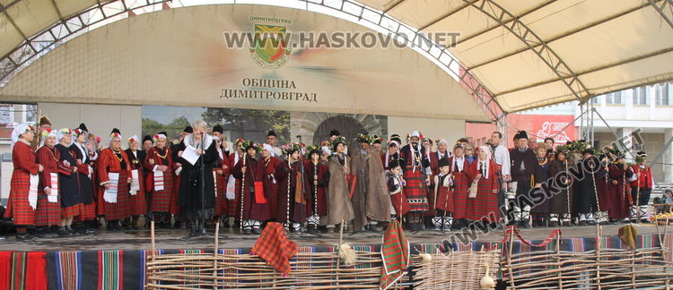 Коледен дух с традиционни обичаи, песни, коледен огън и много ястия на площад "България"