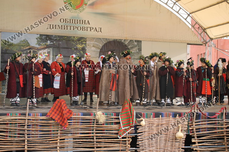 Коледен дух с традиционни обичаи, песни, коледен огън и много ястия на площад "България"