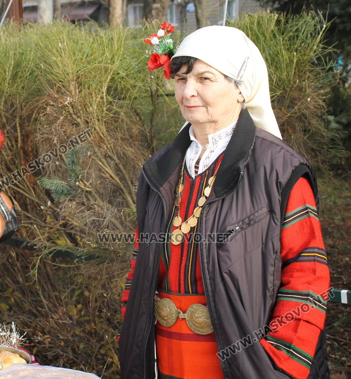 Коледен дух с традиционни обичаи, песни, коледен огън и много ястия на площад "България"