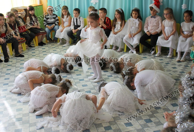 С приказно тържество посрещнаха дядо Коледа в детска градина "Осми март"