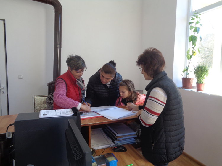 4500 души получиха пакети с продукти за празниците в областта