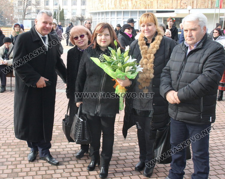Коледен дух с традиционни обичаи, песни, коледен огън и много ястия на площад "България"