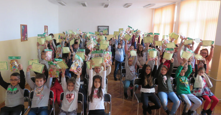 Конкурс за коледна рисунка и апликация организираха в ОУ "Алеко Константинов"