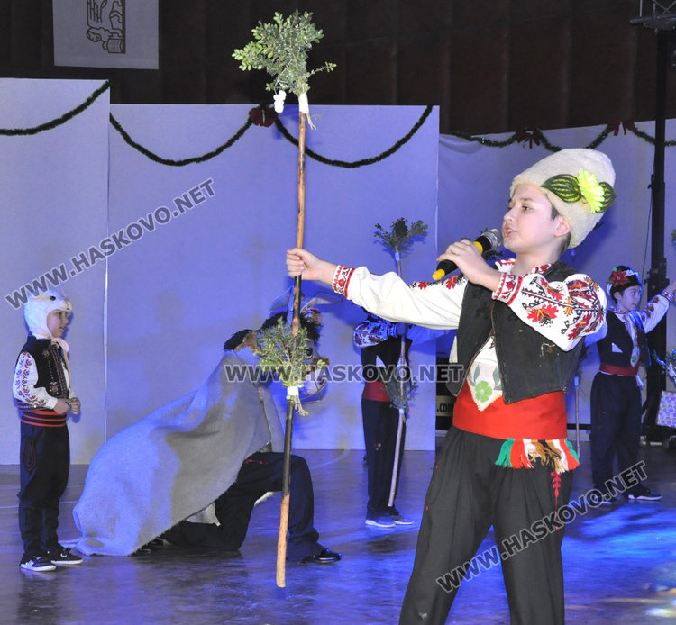 Ансамбъл „Хасково“ напълни зала „Дружба“ за „Коледа е…“ 