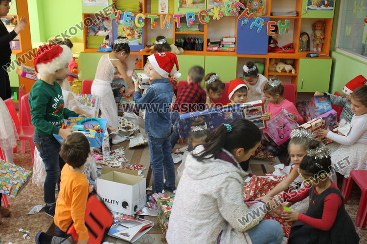 С приказно тържество посрещнаха дядо Коледа в детска градина "Осми март"