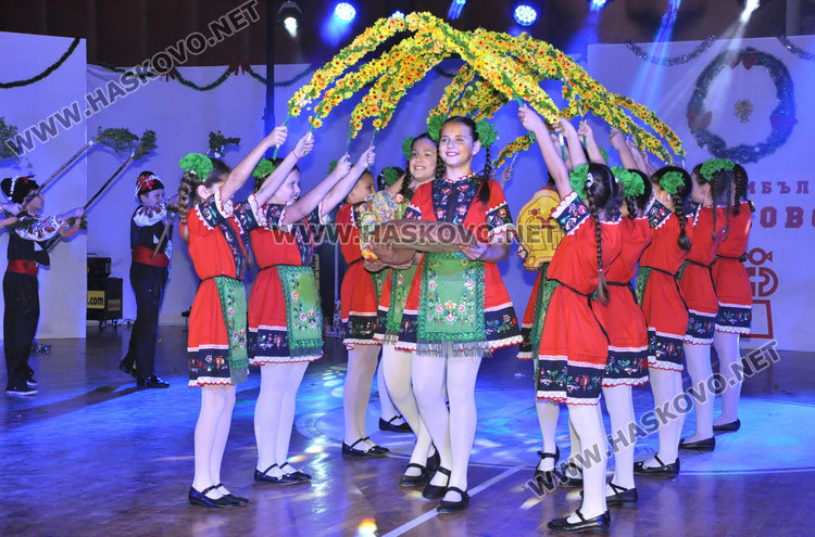 Ансамбъл „Хасково“ напълни зала „Дружба“ за „Коледа е…“ 