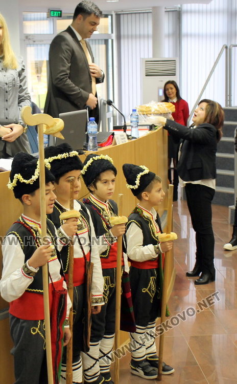 С коледари, подаръци, баница с късмети и единодушие премина последното заседание на ОбС - Димитровград