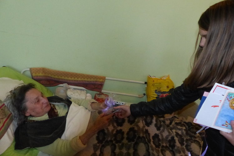 Деца доброволци от Смолян занесоха коледни подаръци от три църкви в дома във Фатово 