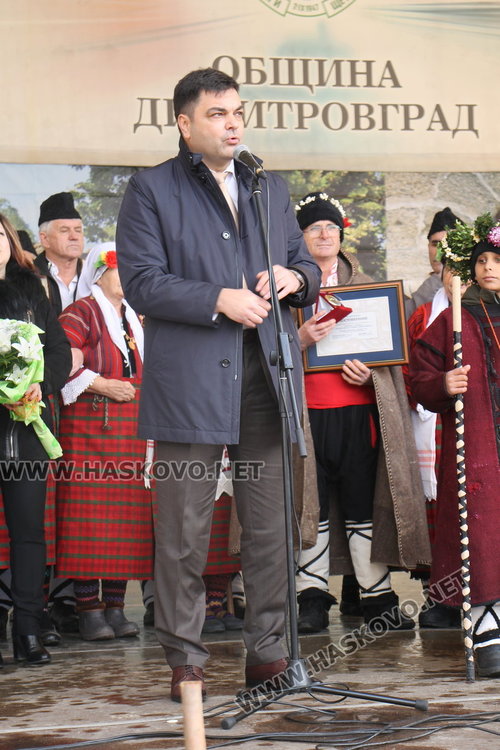 Коледен дух с традиционни обичаи, песни, коледен огън и много ястия на площад "България"