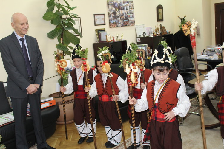 Коледарчета пяха и танцуваха в кабинета на кмета на Игнажден