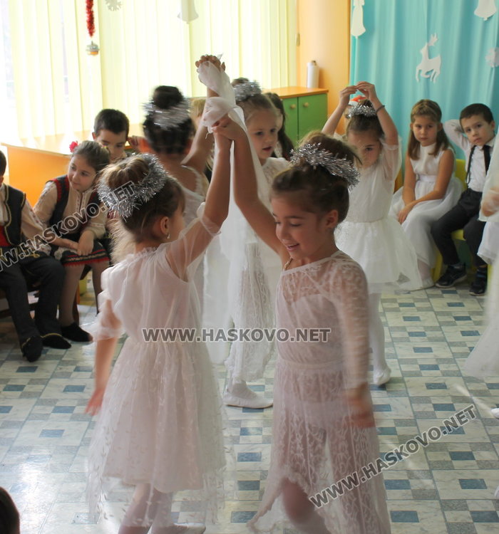 С приказно тържество посрещнаха дядо Коледа в детска градина "Осми март"