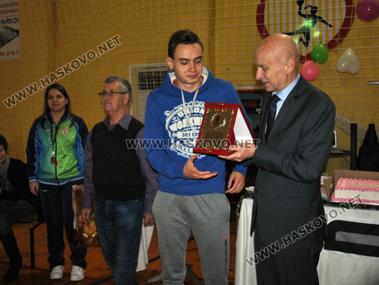 Хандбалистите с награда от кмета за високи резултати и купон за Коледа