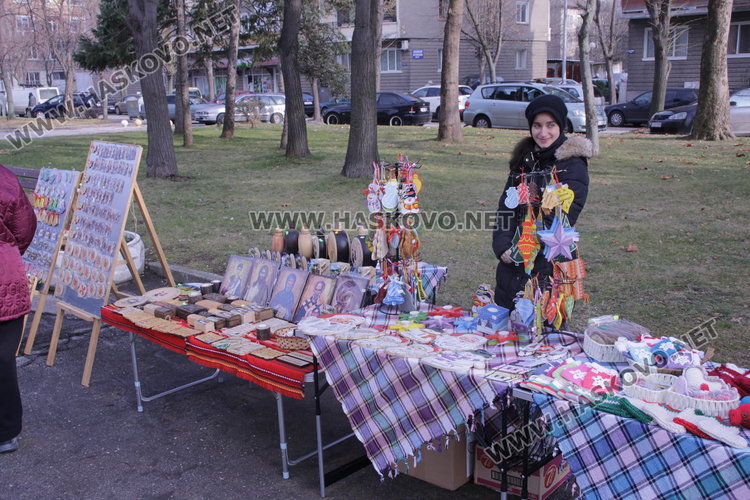 Коледен дух с традиционни обичаи, песни, коледен огън и много ястия на площад "България"