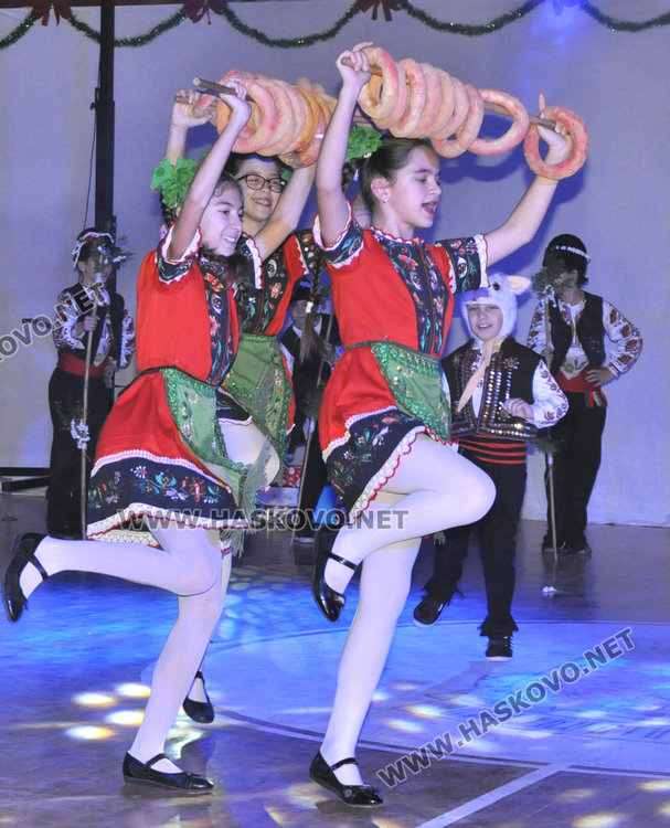 Ансамбъл „Хасково“ напълни зала „Дружба“ за „Коледа е…“ 