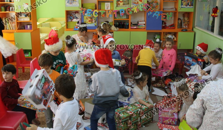 С приказно тържество посрещнаха дядо Коледа в детска градина "Осми март"