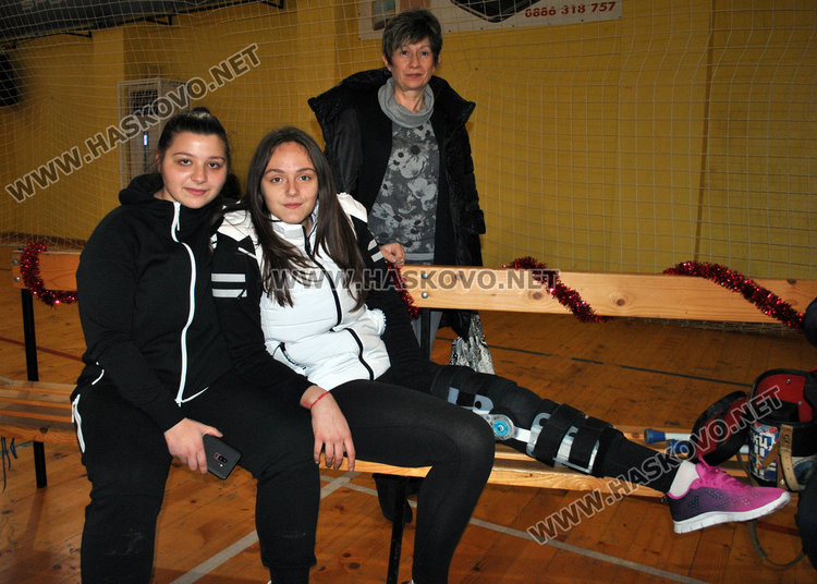 Хандбалистите с награда от кмета за високи резултати и купон за Коледа