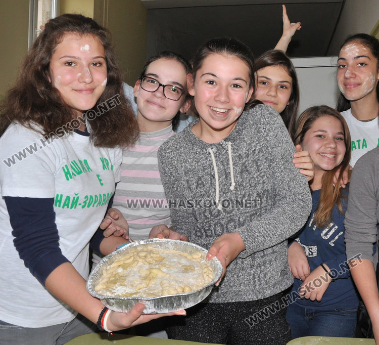 В училище “Васил Левски” замесиха обредни хлябове