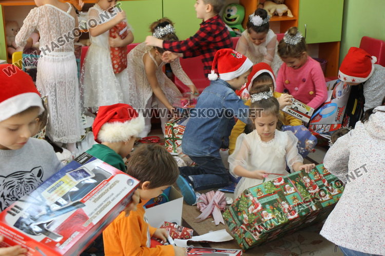 С приказно тържество посрещнаха дядо Коледа в детска градина "Осми март"