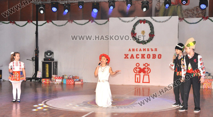 Ансамбъл „Хасково“ напълни зала „Дружба“ за „Коледа е…“ 