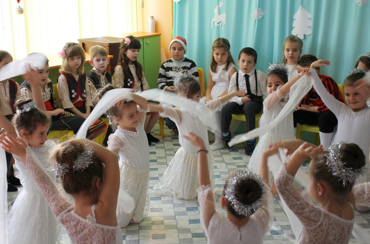 С приказно тържество посрещнаха дядо Коледа в детска градина "Осми март"