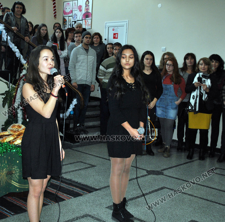 Коледуване и награди за изявени ученици в ПМГ, пристигна и робот