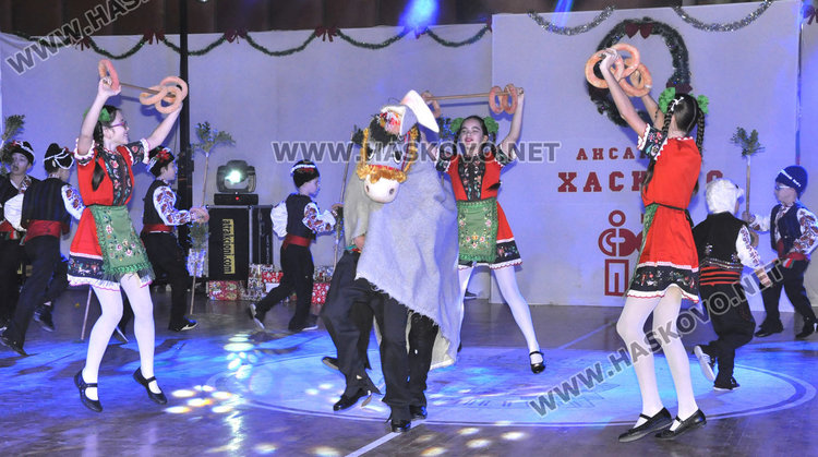 Ансамбъл „Хасково“ напълни зала „Дружба“ за „Коледа е…“ 