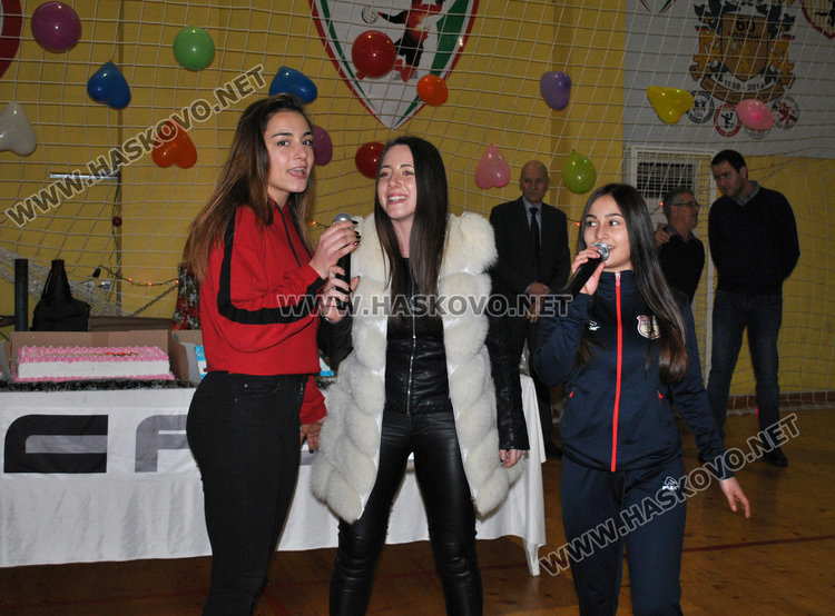 Хандбалистите с награда от кмета за високи резултати и купон за Коледа