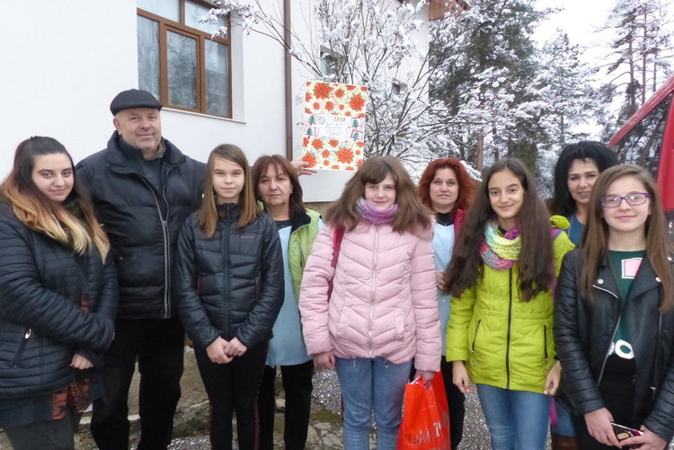 Деца доброволци от Смолян занесоха коледни подаръци от три църкви в дома във Фатово 