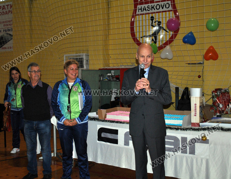 Хандбалистите с награда от кмета за високи резултати и купон за Коледа