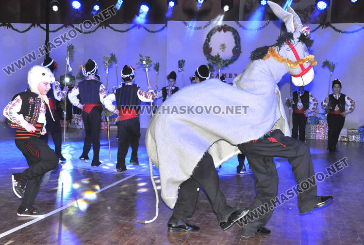 Ансамбъл „Хасково“ напълни зала „Дружба“ за „Коледа е…“ 