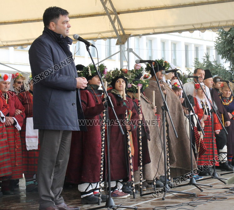 Коледен дух с традиционни обичаи, песни, коледен огън и много ястия на площад "България"