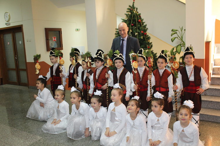 Коледарчета пяха и танцуваха в кабинета на кмета на Игнажден