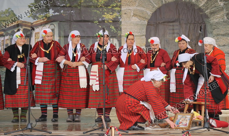 Коледен дух с традиционни обичаи, песни, коледен огън и много ястия на площад "България"