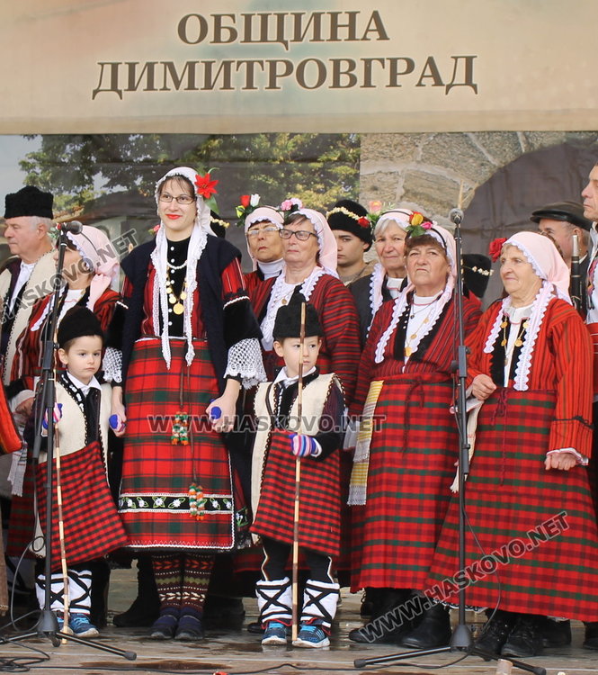 Коледен дух с традиционни обичаи, песни, коледен огън и много ястия на площад "България"