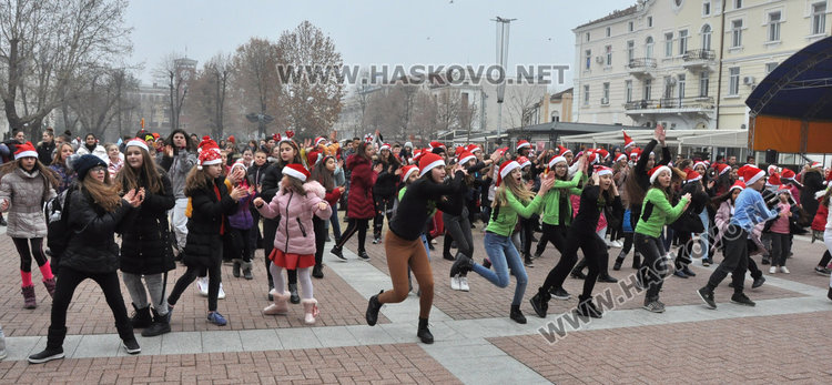 Десетки джуджета и Коледовци танцуваха в центъра на Хасково за Ади