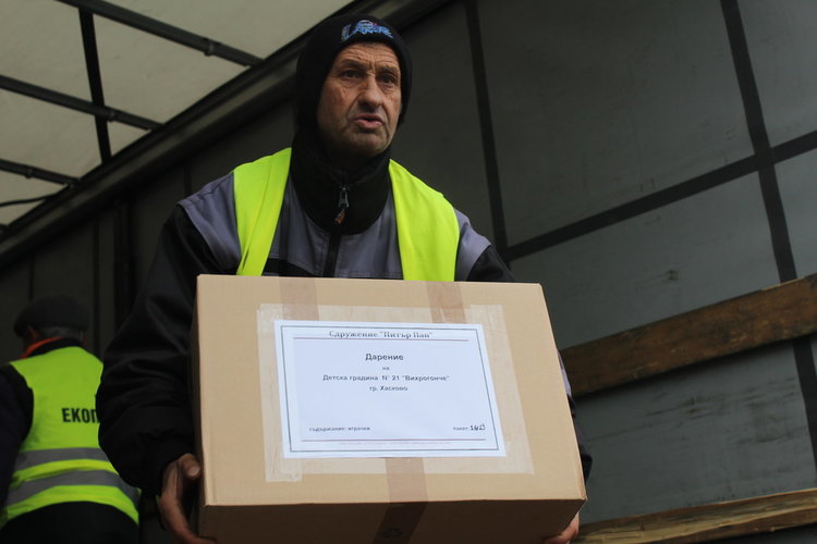 Деца в неравностойно положение в Хасково получиха дарение от сдружение в Белгия