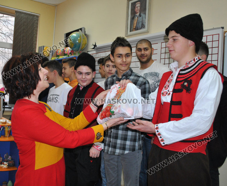 Торти и обредни хлябове във „Васил Левски“, посрещнаха и коледари