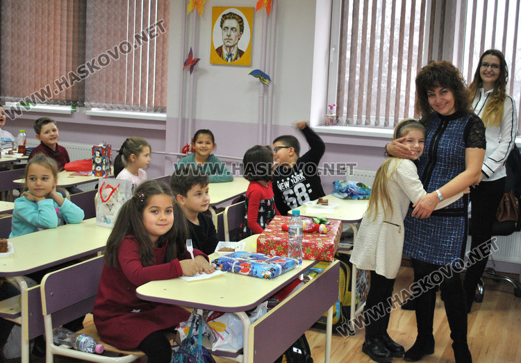 Торти и обредни хлябове във „Васил Левски“, посрещнаха и коледари