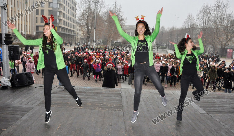 Десетки джуджета и Коледовци танцуваха в центъра на Хасково за Ади