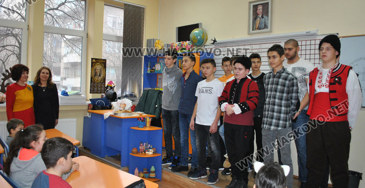 Торти и обредни хлябове във „Васил Левски“, посрещнаха и коледари