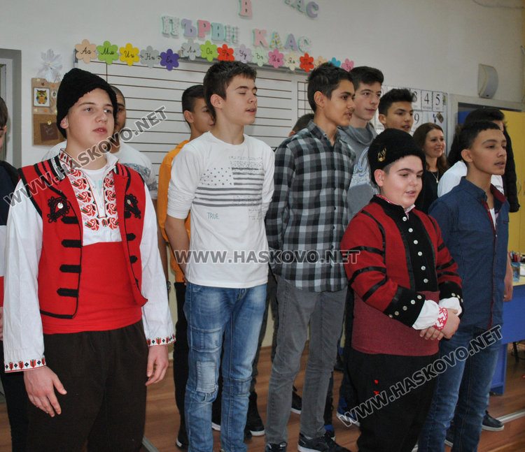 Торти и обредни хлябове във „Васил Левски“, посрещнаха и коледари