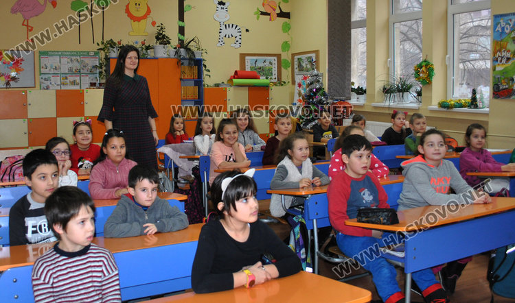 Торти и обредни хлябове във „Васил Левски“, посрещнаха и коледари