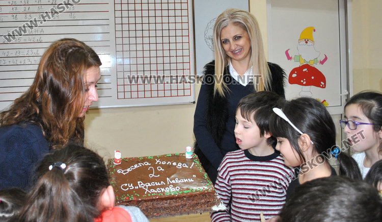 Торти и обредни хлябове във „Васил Левски“, посрещнаха и коледари