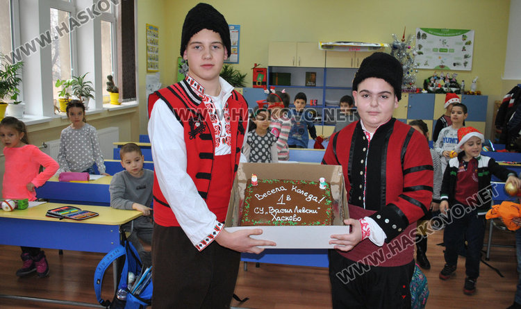 Торти и обредни хлябове във „Васил Левски“, посрещнаха и коледари