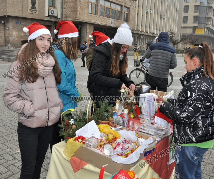 Десетки джуджета и Коледовци танцуваха в центъра на Хасково за Ади