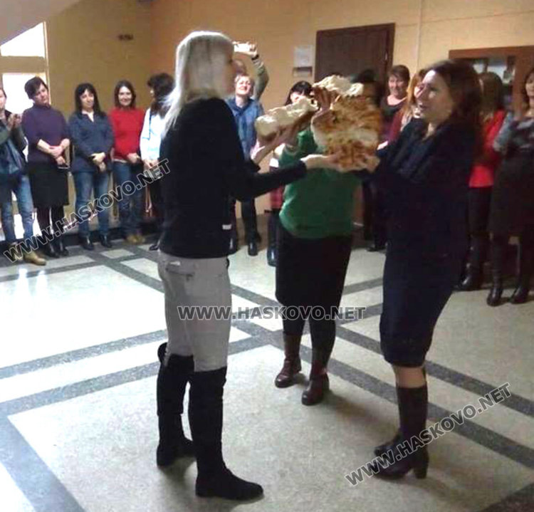 Торти и обредни хлябове във „Васил Левски“, посрещнаха и коледари