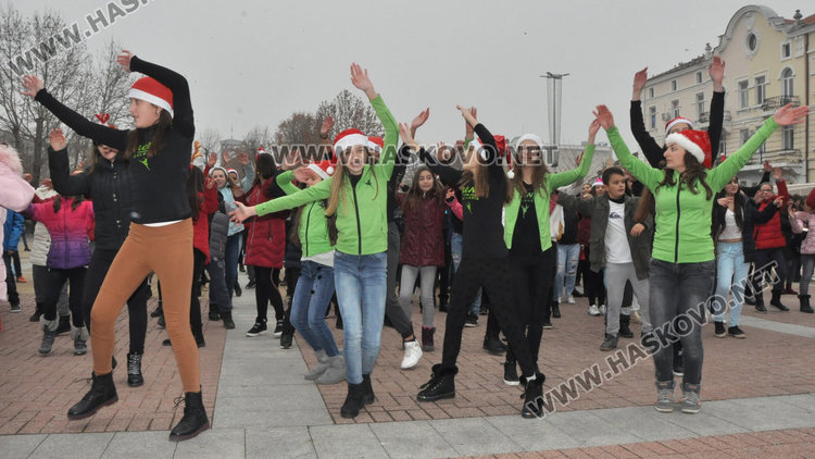 Десетки джуджета и Коледовци танцуваха в центъра на Хасково за Ади