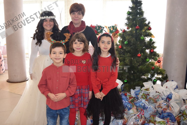 Дядо Коледа зарадва с подаръци 170 деца в неравностойно положение на весел бал в Кърджали