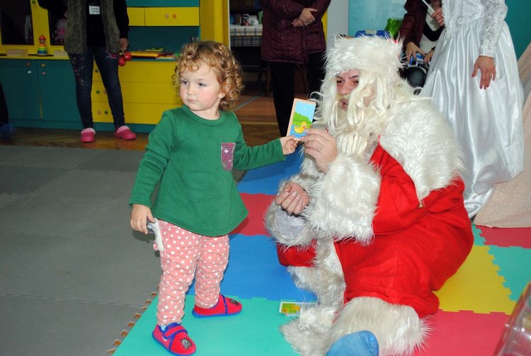 Дядо Коледа раздава подаръци в Центъра за детско развитие