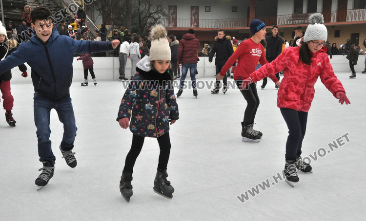 Фигуристи от „Денкова – Стависки” с шоу на ледената пързалка в Хасково